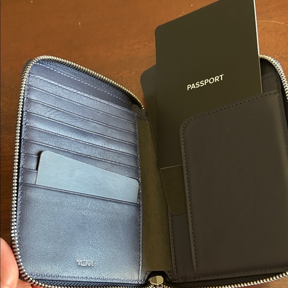 NWT TUMI River Blue Metallic Leather Travel Wallet - Picture 3 of 5